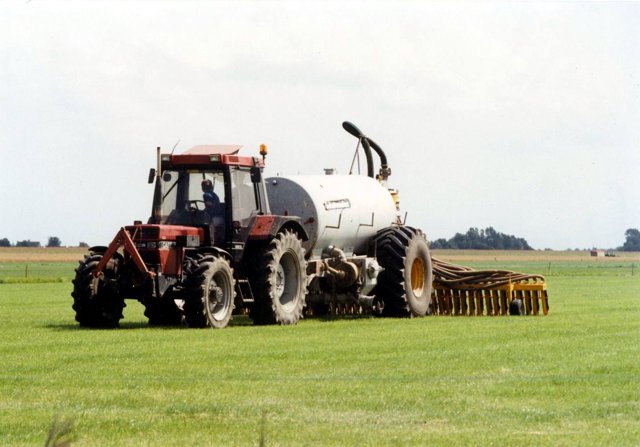 Trekker met giertank en zodebemester